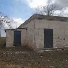 Пекарня, тестомеска, стол тесторазделочный, шкаф пекарный, формы хлебные 36 штук. Республика Калмыкия, Октябрьский район, поселок Восход, улица Ленина, дом 23. Этажность 1, площадь 103.45 м², строительный объем 424 м³, год постройки 1970.