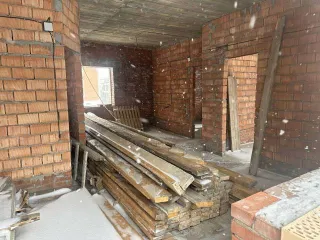 Земельный участок 1026 м² в Ставропольском крае по адресу: Россия, Ставропольский край, г. Ессентуки, ул. Комарова, площадь 1026+/-11 кв.м., на котором находится объект незавершенного строительства.