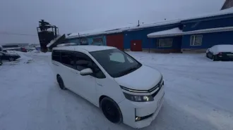 Toyota Voxy, 2015 года, 99 лс, 171000 км, АКПП. Неисправности: ошибка по датчику АБС (после замены ступицы); в январе 2026 перестала включаться магнитола (в морозы, подсветка рамки загорается, но магнитола не запускается); по кузову имеются сколы еще с Японии; крышка багажника перекрашена в 2024…
