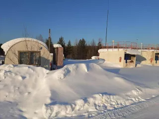 База ГСМ, кадастровый номер: 86:07:0000000:889, площадь застройки 822 кв.м., адрес: ХМАО-Югра, Октябрьский р-н, пгт Андра, мкр-н Спортивный, строен.9а. Сооружение состоит из территории хранения нефтепродуктов, включающей емкости 2000л (2шт.), 400л (1шт.), 200л (1шт.), сторожку (1шт.), а также АЗС…