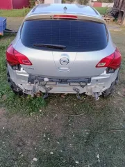 Opel Astra 2014 года, серебристый металлик. VIN: XUFPD6DD7E3040527, госномер М728УВ32. Двигатель бензиновый, 1.6 л (1598 куб. см), мощность 116 л.с., экологический класс 5. ПТС 78 ОЕ 399406. Максимальная масса 1940 кг, снаряженная масса 1443 кг.