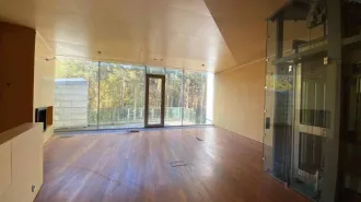 Дом 953,5 кв.м и земельный участок 3357 кв.м в Московской области, Одинцовский район, сельское поселение Горское, поселок Горки-2, ПДСК «Беркут-5». Кадастровый номер участка: 50:20:0040651:120. Кадастровый номер дома: 50:20:0040651:180. Встроенные стеллажи (5 шт), диваны желтого цвета (2 шт)…