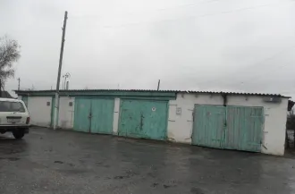 Одноэтажное деревянное обложенное кирпичом административное здание военного комиссариата 275.9 м², здание гаража 74.1 м², здание гаража 57.3 м², земельный участок 1295 м², ограждение территории. Объекты расположены по адресу: Волгоградская область, Кумылженский район, ст-ца Кумылженская, ул…