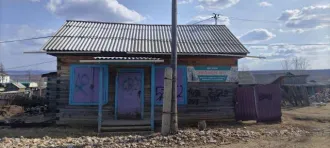 Магазин площадью 46,7 кв.м и земельный участок площадью 262 кв.м в Забайкальском крае. Одноэтажное здание магазина по адресу: Россия, Забайкальский край, Тунгокоченский район, село Верх-Усугли, улица Строителей, строение 10а, кадастровый номер 75:27:080102:1175. Земельный участок по адресу: Россия…