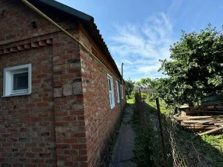 Дом 85,3 кв.м и земельный участок 561 кв.м в Краснодарском крае. Дом, общей площадью 85,3 кв.м., кадастровый номер 23:06:1902230:90, находящийся по адресу: Краснодарский край, Гулькевичский район, г. Гулькевичи, ул. Калинина, д. 46, с прилегающим земельным участком, общей площадью 561 кв.м…