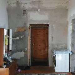 Квартира 61,6 м² в Кемеровской области, пгт Верх-Чебула, ул. 40 лет Победы, д. 1, кв. 1. Кадастровый номер: 42:16:0101002:2356. Земельный участок под домом предоставлен в аренду по договору №136. Финансовым управляющим получено согласие арендодателя, Комитета по управлению муниципальным имуществом…