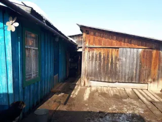 1/2 доли жилого дома и земельного участка, 47,7 кв.м + 2100 кв.м, Омская область, Тарский р-н, п. Атак 1/2 доля в праве на жилое здание, площадь: 47,7кв.м., кадастровый номер: 55:27:130201:197 и 1/2 доля в праве на земельный участок, площадь: 2100кв.м., категория земель: Земли населенных пунктов…
