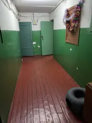 1/4 доли жилого помещения, 12.8 кв.м, Брянская обл, г Брянск, назначение: жилое, этаж: 2, адрес: Брянская обл, г Брянск, Бежицкий р-н, ул Почтовая, д 110 к 85, кадастровый номер: 32:28:0011703:1275. Обращаю внимание, что доля представляет собой комнату в общежитии: душ общий, кухня общая, туалет…
