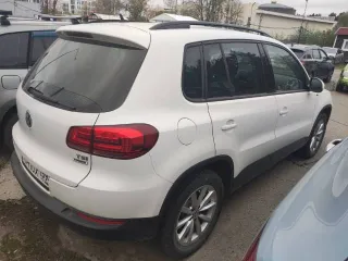 Volkswagen Tiguan, 2016 года, 122 л.с., 83699 км, МКПП, передний привод, цвет белый, VIN XW8ZZZ5NZHG105479, ранее участвовал в 6-ти ДТП, срабатывали подушки безопасности, восстановлен, ключ один, кондиционер не работает, АКБ разряжена, повреждено правое переднее крыло (вмятина), отчет Автотеки…