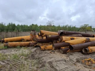 Металлолом (б/у трубы с теплоизоляцией, задвижки, отводы, опоры скользящие и неподвижные, фасонные части, тройники, переходы) ориентировочным весом 26,65 тонн, в составе которого до 30% лома чугуна. Рыночная стоимость 1 кг металлолома составляет 8,80 руб. с учетом НДС.