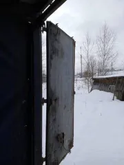 Прицеп Montracon 1996 года, идентификационный номер SMRC3A04496D54440. Техническое описание: Гнилой. Тент рваный, стойки сгнили и отвалились. Ворота плохие, резина под замену. Одно колесо отсутствует. Лопнули две пневмоподушки. Тент бока и крыша не работают.