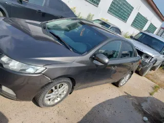 Автомобиль Kia Cerato 2011 г.в., VIN KNAFU411BB5910975. Внешнее техническое состояние: не на ходу, битый в правую переднюю часть (бампер, капот, крыло, фара, внутренние элементы), по кузову по кругу имеются потёртости в некоторых местах с элементами ржавчины. Салон относительно пробегу в хорошем…