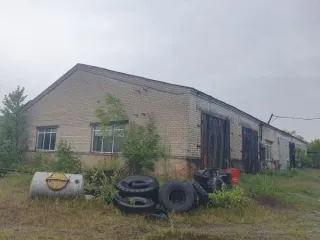 Нежилое здание площадью 726,8 кв.м, кадастровый номер 28:04:000000:3145, расположенное на земельном участке с кадастровым номером 28:04:020011:82, находящемся в аренде. Обременения – арест. Общая площадь 726.8, количество этажей 1, количество подземных этажей 0, назначение здания нежилое.