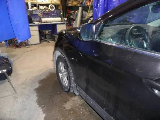 Nissan Qashqai 2014 года, черный цвет, VIN: SJNFBAJ11U1101322, ПТС: 78 УУ 207869, госномер: М048АР186, бензиновый двигатель 2.0 л (144 л. с.), объем 1997 см³, максимальная масса 1890 кг, масса без нагрузки 1447 кг. Совместно нажитое имущество.