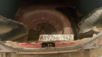 Легковой автомобиль Kia Spectra, 2008 года. Цвет: красный перец, VIN: XWKFB227380085200, госномер: Р892МК142. Технические особенности: автомобиль не на ходу, отсутствуют колеса, элементы молдинга, салона, отсутствуют передний и задний бампер, радиаторная решетка, передние и задние фары.