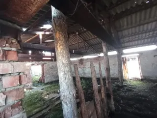 Зернохранилище 297.2 м², ферма 228.6 м², коровник 107.6 м², Курганская область. Объекты недвижимого имущества, расположенные на земельном участке площадью 6890 кв. м, по адресу: Курганская область, Макушинский муниципальный округ, с. Пионерское, ул. Школьная, д. 30. Объекты недвижимого имущества…