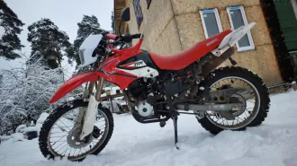 BS250-18 (IV) TTR250R, 2018 мотоцикл BS250-18 (IV) TTR250R, марка: BS250-18(IV), модель: TTR250R, год изготовления: 2018, VIN: LHJYJM189JB506282, г/н: 9822АВ47, вид собственности – совместная с супругом Арефьевым А.А. Автомобиль в неудовлетворительном состоянии, не находу, имеет сквозную коррозию…
