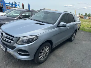 Mercedes-Benz GLE 300 2015 года, серебристого цвета. VIN: WDC1660551A651701. Объем двигателя 3.5 л. ГРЗ У409УО174. Автомобиль частично разукомплектован. На панели приборов высвечиваются сообщения о неисправности блоков управления: ABS, ESP, AIR BAG, датчики шин и прочее. Имеются неисправности…