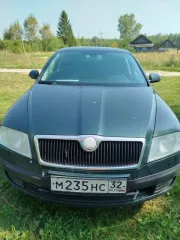 Легковой автомобиль, марка: Шкода, модель: Октавия, год изготовления: 2004, VIN: TMBCA112552012329, г/н: М235НС32. Пробег в районе 300000 км, два комплекта колес, висит ошибка по АБС, пороги гнилые, арки на крыльях тоже ржавеют видно на фото, проблемы с КПП, вторая передача через раз включается. 2…