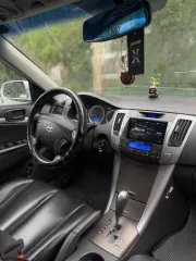 Hyundai Sonata 2009 года, VIN: KMHEU41MP9A709015. Автомобиль в нормальном состоянии, на ходу, имеется вмятина на заднем правом крыле.