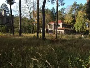 Земельный участок, пл.: 2 335 кв.м., К.Н.: 50:49:0010301:2223. Объект незавершенного строительства (жилой дом), проектируемое назначение: жилое, степень готовности объекта незавершенного строительства 95%, пл.: 481,4 кв.м., К.Н.: 50:49:0010301:2326. Земельный участок, пл.: 2 258 кв.м., К.Н…