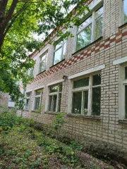 Здание школы, площадь 1208,5 кв.м, год ввода в эксплуатацию 1990, кадастровый номер 43:07:110601:441, назначение: нежилое здание, расположенное по адресу: Кировская область, р-н Вятскополянский, д. Ямышка, ул. Новая, д. 10а, земельный участок, площадь 6546 кв.м, кадастровый номер 43:07:110601:661…