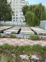 Фонтан "Шары", движимое имущество, находится в удовлетворительном рабочем состоянии, укомплектовано всеми узлами и агрегатами, не требует капитального ремонта, имеются эксплуатационные дефекты, соответствующие нормальному износу.