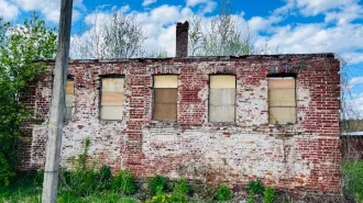 Нежилое здание 144.4 кв.м и земельный участок, Новгородская область. Нежилое здание и земельный участок с кадастровым номером 53:16:0075701:271, расположенные по адресу: Новгородская область, Солецкий муниципальный округ, д. Невское, ул. Невская, д. 72 
Год ввода в эксплуатацию: 1903 
Общая…
