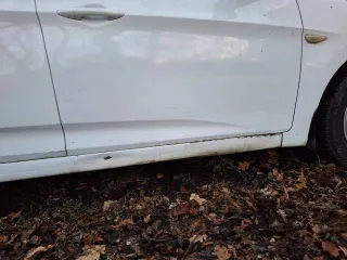 Hyundai Solaris 2016 года, легковой, VIN Z94CT41DAHR550270, государственный регистрационный знак О231СТ123, белый цвет, мощность двигателя 123 л.с., механическая коробка передач. Автомобиль имеет внешние повреждения: потертости, царапины, вмятины, очаги коррозии на кузове, трещины и сколы стекол…