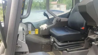 Volvo MC115C 2013 года выпуска, погрузчик ковшовый, желтого цвета, колесный. Государственный номер МУ71-01, VIN GEO115SSLC1641590.