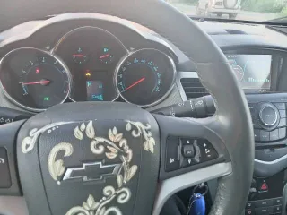 Chevrolet Cruze 2010 года, 141 лс, АКПП. Автомобиль марки ШЕВРОЛЕ КРУЗ, 2010 г.в., ГРЗ – В280УО89, VIN – XUFJA695JA3017360, цвет: черный. Учтено техническое состояние: автомобиль на ходу, требуется химчистка салона.