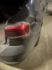 Volkswagen Polo 2022 года выпуска, черный цвет, VIN XW8ZZZCKZNG022985. Имеются повреждения задней правой фары, заднего крыла и лючка бензобака.