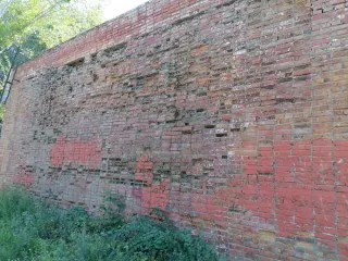 Нежилое здание площадью 281.7 кв. м, назначение: нежилое, количество этажей: 1, кадастровый номер: 73:24:020603:3952, адрес объекта: Ульяновская обл., г. Ульяновск, Заволжский р-н, ул. Оренбургская, д. 44А. Материалы наружных стен здания: кирпичные. Земельный участок площадью 1058.00 кв. м…