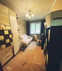 Квартира, общая площадь 42.5 кв.м., расположенная по адресу: Московская область, г. Электросталь, ул. Победы, д. 18, корп. 2, кв. 2, кадастровый номер 50:46:0030102:5156. Находится в залоге у Sovcombank. Прописан один совершеннолетний, долги по ЖКХ со слов должника отсутствуют.