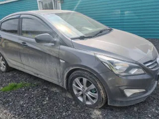 Hyundai Solaris, 2015 года, 107 лс, 149996 км, АКПП. Транспортное средство заводится. Не на ходу, отсутствие задних стоек амортизатора, не работает стоп сигнал, множественные трещины заднего и переднего бампера. Коррозия передних крыльев. Коррозия порогов.