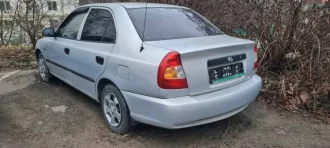 Hyundai Accent 2010, седан, серый металлик. VIN/шасси/кузов: X7MCF41GPAA233257. Двигатель: 8W115960, объем 1495 см³, мощность 102 л.с. Состояние неудовлетворительное, не на ходу. Завести и проверить нет возможности, автомобиль долго стоит. Без номерных знаков. Пробег установить невозможно.