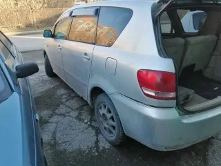 Toyota Ipsum 2001 года, 160 л.с., пробег 261797 км, АКПП. Цвет серый. Кузов АСМ260001992. Состояние: сгнившие пороги, кузов по днищу гнилой, задняя дверь гнилая, капот, решётка радиатора и передний бампер после удара, повреждён пластик салона, отсутствует задний редуктор привода и кардан.
