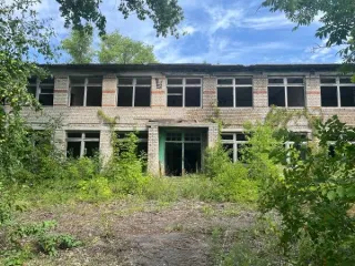 Здание школы 1103,6 кв.м, котельная 153,5 кв.м и участок 24693 кв.м, Липецкая область. Здание «Здание - школа» с кадастровым номером 48:08:1980303:44 площадью 1103,6 кв.м, назначение: нежилое; здание «Здание - котельная» с кадастровым номером 48:08:1980303:45 площадью 153,5 кв.м, назначение…