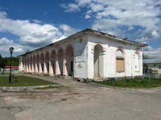 Торговые ряды XIX века, 1208,1 кв.м, Рязанская область. Здание с кадастровым номером 62:04:0020103:797, инвентарный номер 352, местоположение: Рязанская обл., Касимовский р-н, рп. Елатьма, пл. Ленина, д.2; площадь 1208,1 кв.м; назначение: нежилое; наименование: Торговые ряды XIX века; количество…