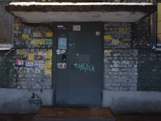 Квартира 45.4 кв.м в Саратове по адресу ул. Ипподромная, дом 8, кв. 102. Назначение: жилое. Кадастровый номер: 64:48:040440:1677. Находится в долевой собственности, размер доли: 1/5. Сделка подлежит регистрации у нотариуса.