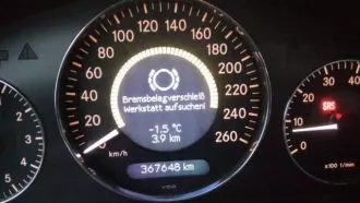 Mercedes-Benz E-200 Kompressor, 2003 года выпуска, VIN WDB2110421A238489, белый, бензиновый двигатель 1.8 л (163 л.с.), госномер T9I9EK09 (не на ходу).