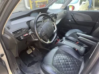 Citroen C4 Picasso 2017 год, VIN VF73A5GXAHJ593677. Цвет кузова белый. Объем двигателя 1598 см³, мощность 150 л.с. (110 кВт). Экологический класс пятый. Тип транспортного средства — легковой автомобиль. Оценить техническое состояние и комплектность можно при самостоятельном осмотре.