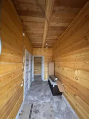 Жилой дом пл. 168,8 м² и земельный участок 1000 м² в Иркутской области, сельское поселение Хомутовское, деревня Куда, Галины Кирилловой ул, д.13. Кадастровые номера: дом — 38:06:100922:10687, участок — 38:06:100922:3109.