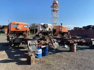 Камаз 53504-46, VIN: ХТС535044F2468397, гос. рег. знак: X739AX56, год выпуска 2015 – в демонтированном состоянии - рама с кабиной, двигатель Евро-4 с КПП ZF, раздаточная коробка, седельное устройство, передний мост (2 колеса), задняя телега (2 моста, 4 колеса)