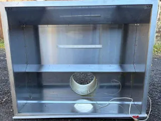 Вытяжной пристенный зонт 1200x800x400 мм. Является бывшим в употреблении имуществом, могут иметься скрытые недостатки.