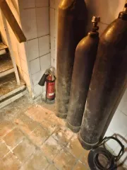 Оборудование для пивоварения и общепита: баллон CO2 9 штук, баллон CO2 10 литров 5 штук, весы MIDL P 150 1 штука, колонка Cobra Bashnya Ulyanovsk на 2 пр. 3 штуки, компрессор SK 175 1 штука, электропарогенераторная установка Geyzer OS 1 штука, холодильная камера KKh 4U 1 штука, танк пивной 17 штук…