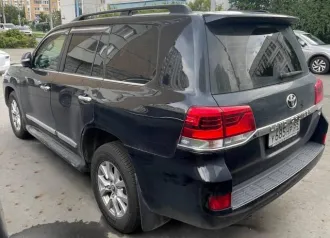 Toyota Land Cruiser 200, 2019 года, 249 лс, 160 000 км, полный привод, АКПП. Автомобиль TOYOTA LAND CRUISER 200 VIN JTMCV02J704287673. Категория ТС B, год 2019. Масса автомобиля 2 740 кг. Расположение руля - левый руль. Номер двигателя 0496637, модель двигателя 1VD, объем 4 461 куб.см., мощность…