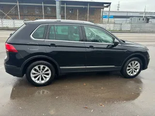 Volkswagen Tiguan 2017 года, черный цвет, VIN: XWBZZZ5NZHG202770.