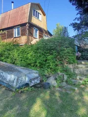 Земельный участок площадью 1593 кв.м. Расположен в Пермском крае, Пермском районе, Сылвенском сельском поселении. Кадастровый номер 59:32:3600003:939. На участке находятся незарегистрированные постройки: дом под снос, дом из деревянного бруса, баня из бруса.