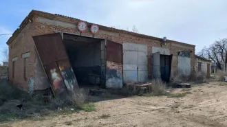 База (гаражи, склад, бытовое помещение, земельный участок) 13374,9 м², Астраханская область. База, расположенная по адресу: Астраханская область, с. Енотаевка, ул. Мусаева, 6, в составе: Гараж пятиместный. Площадь: 151,8м2. Кадастровый номер: 30:03:050103:1273; Гараж кирпичный. Площадь: 390,5м2…